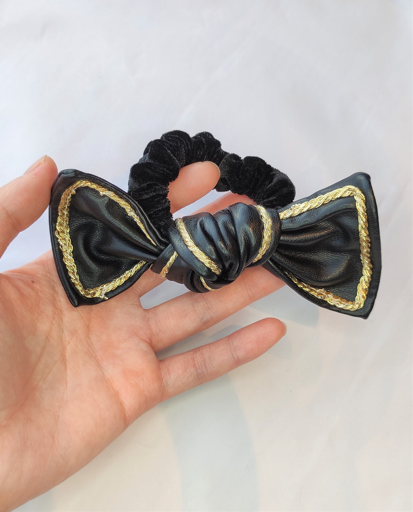 Scrunchie med sløyfe- Svart