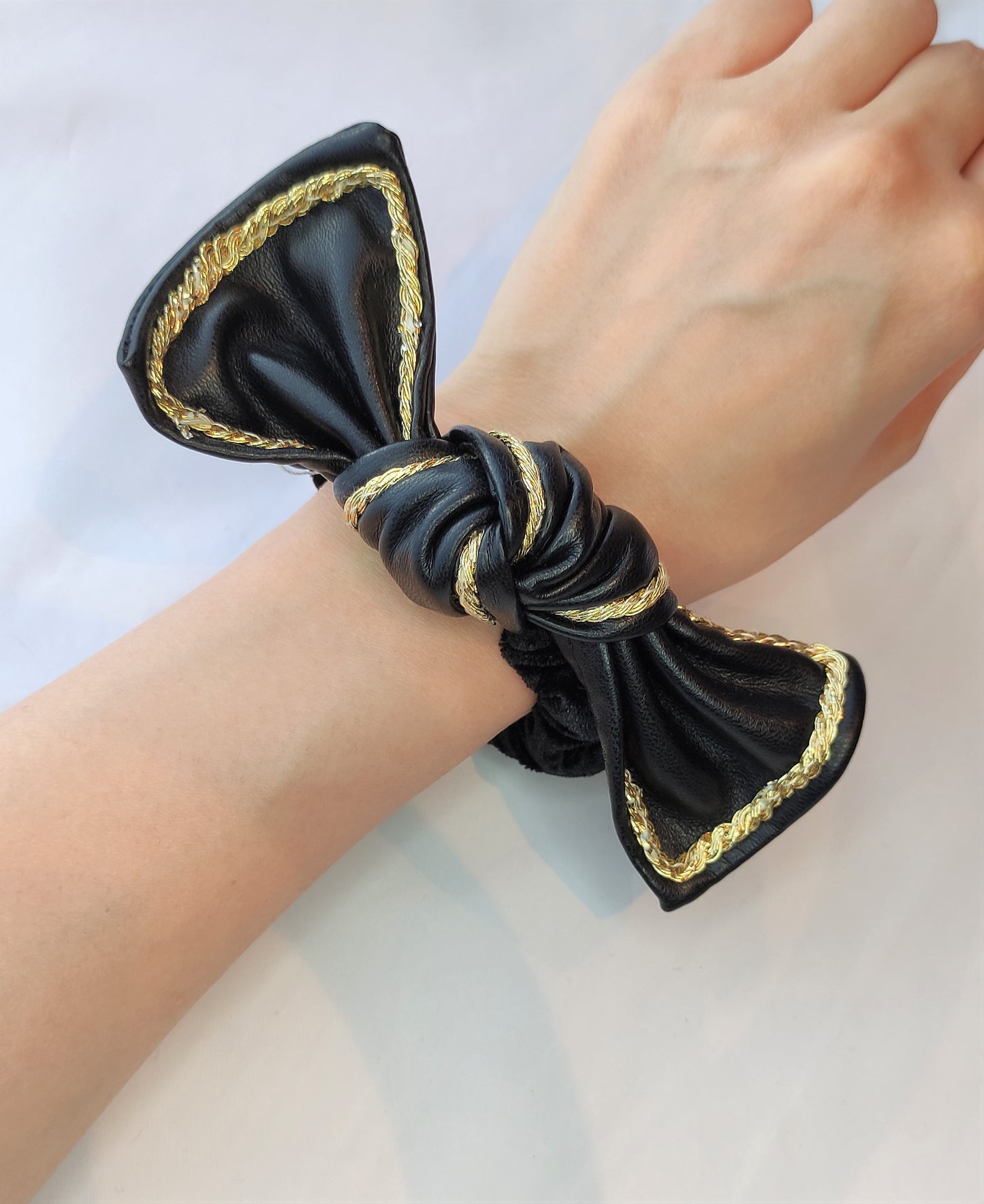 Scrunchie med sløyfe- Svart