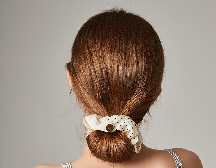 Svart of hvit dot scrunchie